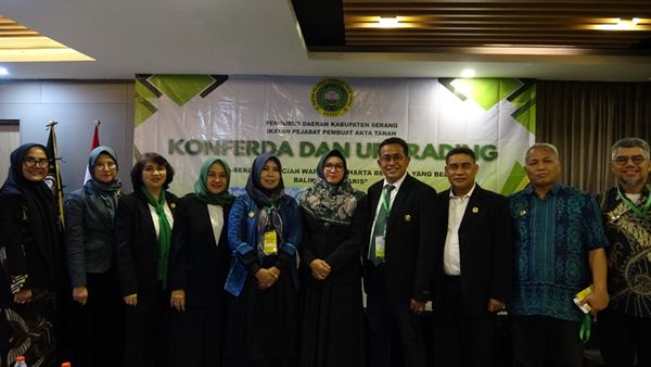 Konferensi Daerah Kabupaten Serang berhasil memilih Hilal Fitri dalam suasana rukun dan damai. Terlihat Ketua terpilih didampingi Ketua lama dan Ketua Pengwil IPPAT dan