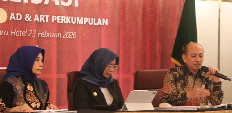 Machmud Fauzi dan Ismiati Dwi Rahayu (paling kiri) menyampaikan perihal etika organisasi